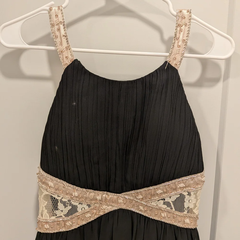 Elegant Black Dress - Picture 2 of 6